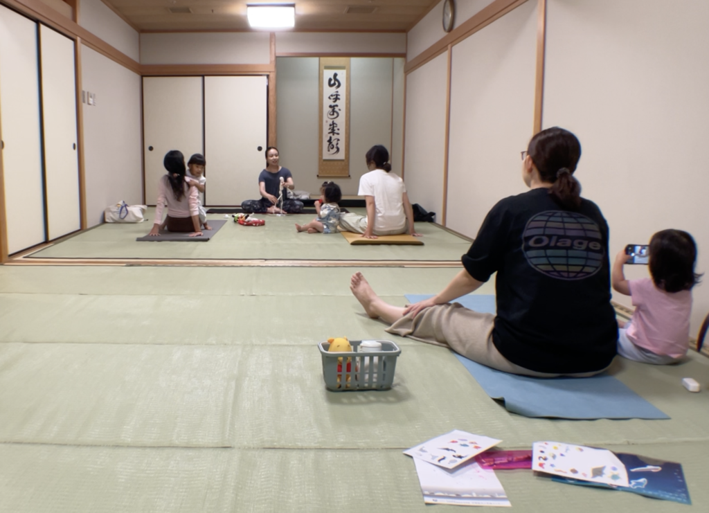 京都市北文化会館のママヨガで骨格模型を使って身体の仕組みを説明する様子