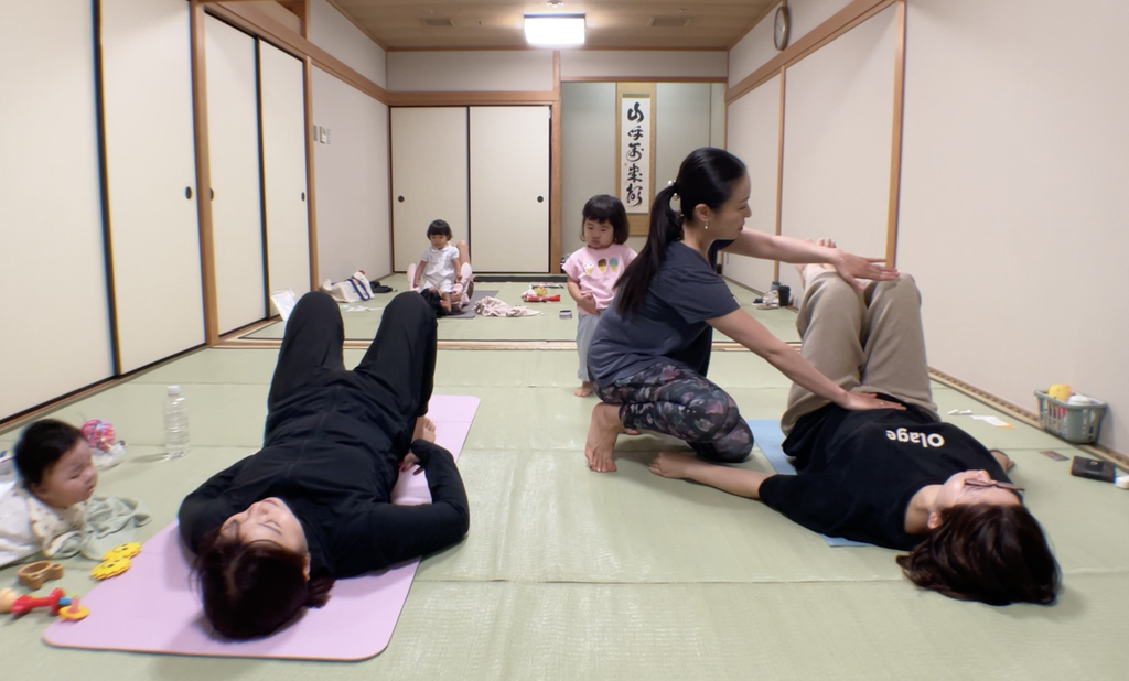ママヨガで参加者一人ひとりに合わせてポーズをサポートする様子
