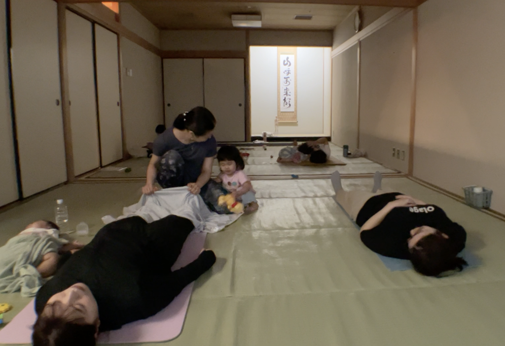 ママヨガの最後に身体をゆるめてリラックスする様子