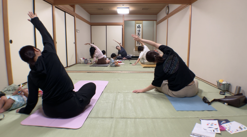 子連れOKのママヨガで身体を動かす参加者